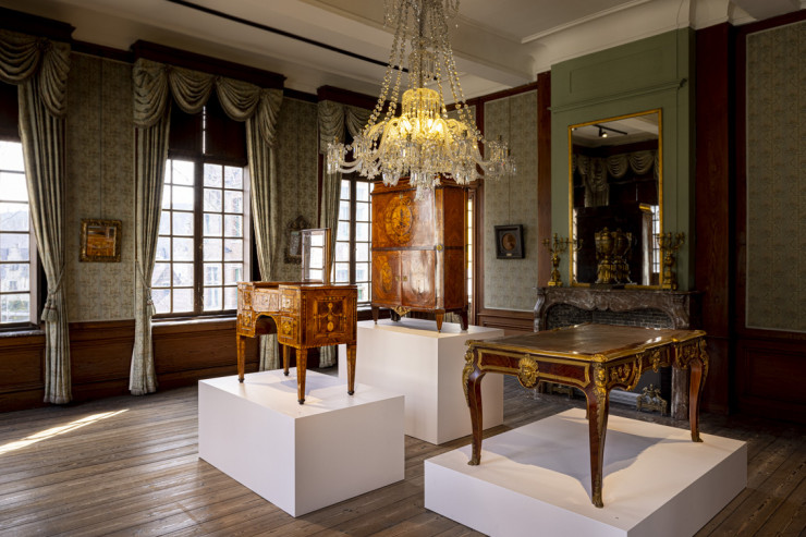 Vue de l’exposition au musée du design de gand, regroupant notamment des secrétaires à abattant du XVIII e siècles.