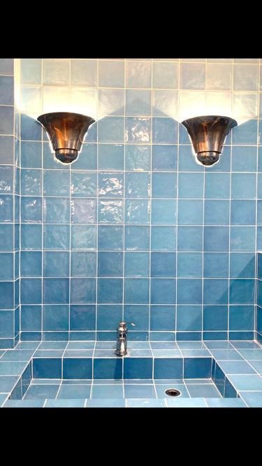 La salle de bain de l’artiste recouverte de céramique bleue de Tunisie.