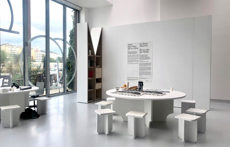 Le mobilier est conçu par le collectif de designers Fischtre. Pour le FRAC, ils ont conçu cette large table prévu pour les visiteurs ou groupes pédagogiques ainsi que les tabourets et étagères.