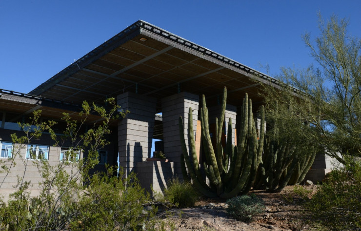 Énormes auvents et coursives extérieures, la Price House se prémunit idéalement contre les ardeurs du soleil de l’Arizona. Tout autour d’elle, un paysage de cactacées et de cailloux, typique de l’Ouest américain désertique.