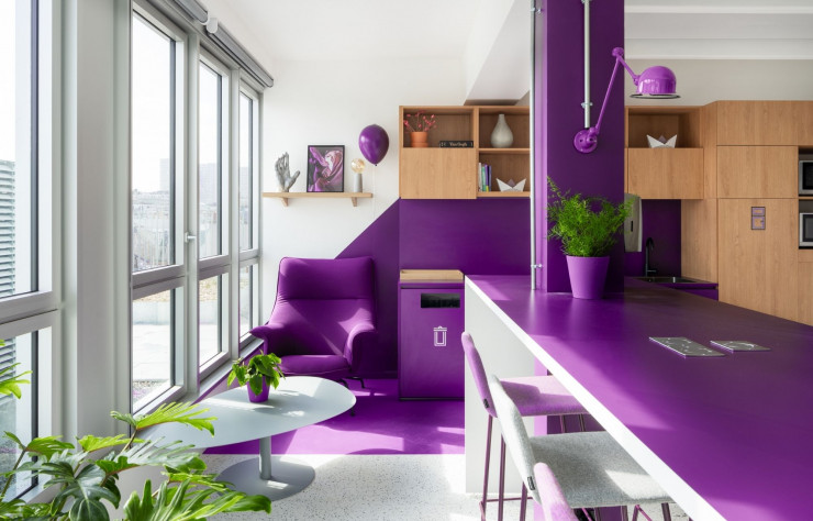 Tisanerie privative aux membres de l’étage violet. Elle est composé d’une grande table, d’une kitchenette équipé, micro-onde et d’une phone box.