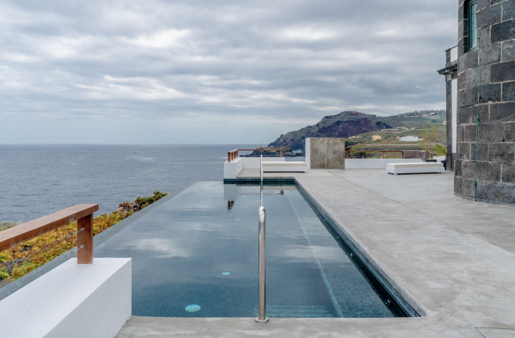 La piscine panoramique offrant une vue imprenable sur le littoral.