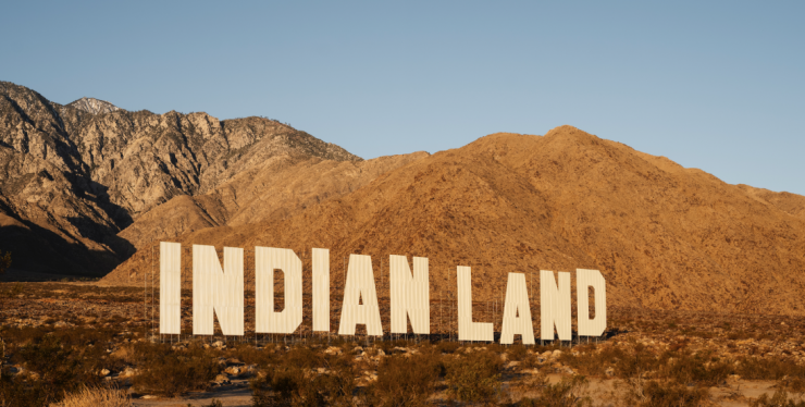 L’installation de Nicholas Galanin, référence au panneau « Hollywood », en Californie, parle de terres colonisées, de propriété et de gestion des terres des communautés amérindiennes.