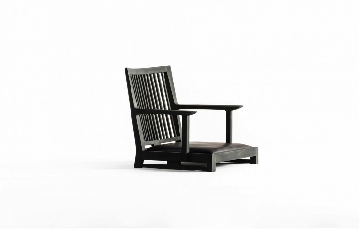 Le fauteuil Liku revisite le concept traditionnel du zaisu, fauteuil sans pieds posé à même le sol.