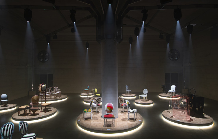 Pour une fois, ce ne sont pas les mannequins mais bien des chaises qui prennent toute la lumière chez Dior.