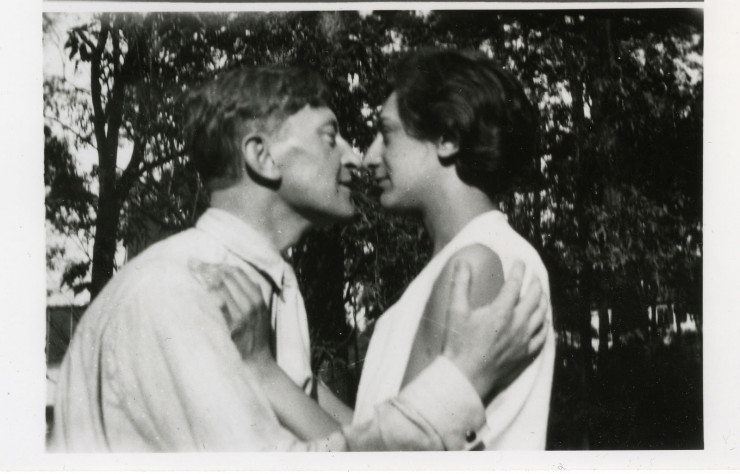 Josef et Anni Albers dans le jardin de la maison des maîtres au Bauhaus,Dessau, vers 1925Photographe anonymeThe Josef and Anni Albers Foundation