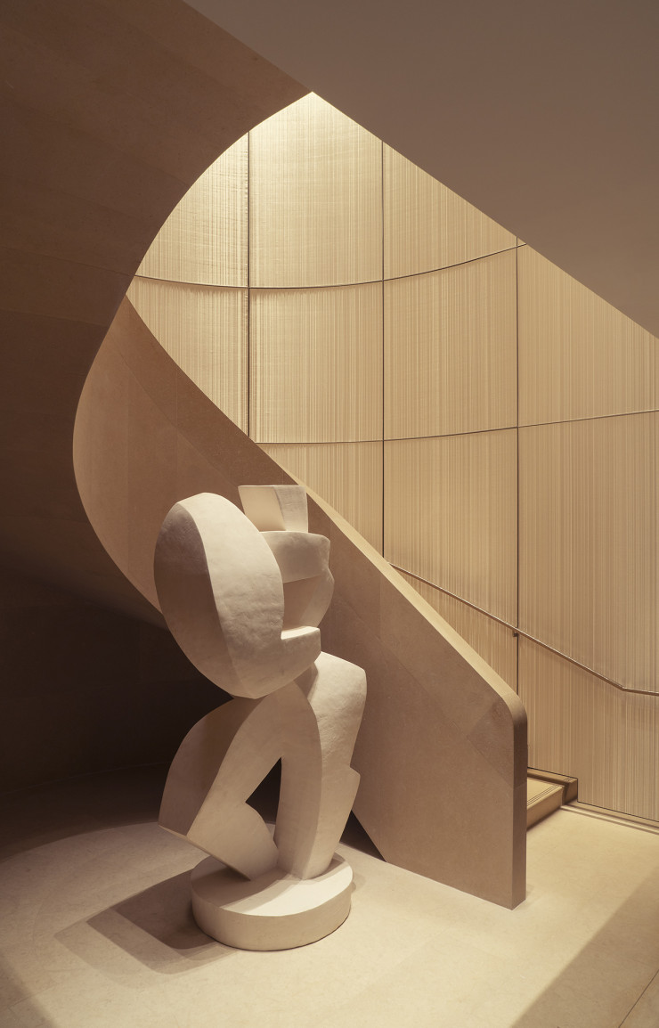 L’escalier qui mène au spa Dior s’habille d’un tissage métallique de Sophie Mallebranche.