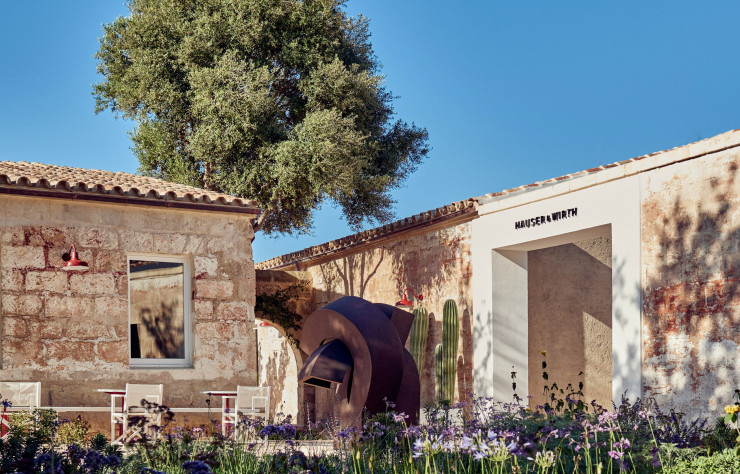 À l’entrée du site, Elogio del Vacío VI, d’Eduardo Chillida, vient ouvrir le bal de ce jardin de sculptures que constitue aussi Hauser & Wirth Menorca.
