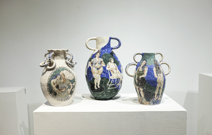 De gauche à droite : Déchaînées, Les sorores et Générations, trois vases de la collection Ode à la Femme.