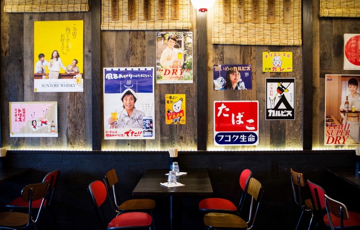 Avec ses lampions, ses murs boisés, ses chaises en Formica écarlate et son bar carrelé, le décor vintage pensé par Miyo Cacace, la co-fondatrice, et l’architecte Kunihiko Takano reproduit la taverne traditionnelle.