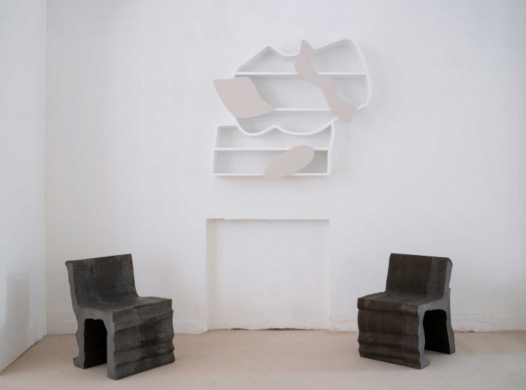 Étagère « The Art of Stacking » par Studio Walac et chaises « h » issues de la collection Folds par le studio Matt McCallum.