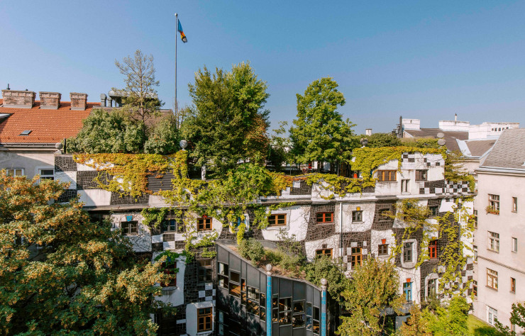 Avec la Kunst Haus, le peintre Friedensreich Hundertwasser (1928–2000) a su donner une impulsion nouvelle à l’architecture viennoise : verdure, activités mélangées et culture. Rien ne manque pour une vie quotidienne plus communautaire et plus économe en énergie.