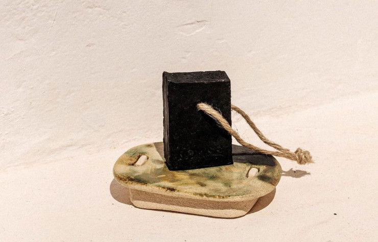 Savon charbon et rose sur un porte-savon en céramique Rowse, collection Lanzarote.
