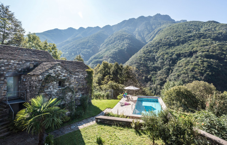 La propriété du peintre suisse et de son épouse, jouit d’une splendide vue sur la vallée de Morobbia.