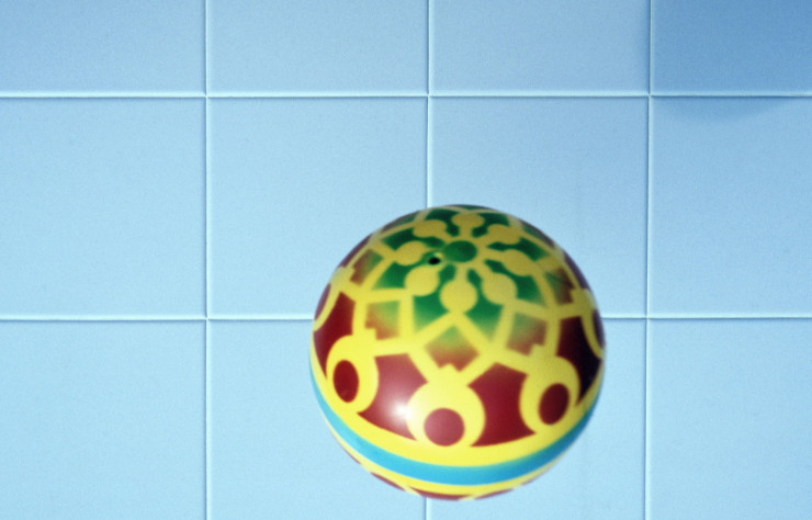 Dans les photographies de Luigi Ghirri, les protagonistes peuvent être des objets comme ce ballon.