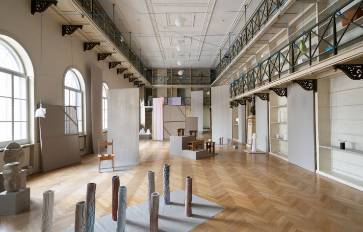 Vue de « Perspectives 2021 », exposition de la plate-forme danoise Ukurant, soutenue par l’éditeur Muuto, dans la bibliothèque Classen, à Copenhague.