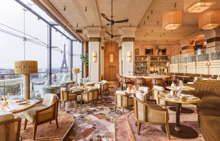 La baie vitrée XXL du nouveau Gigi offre un panorama de rêve sur Paris. Sans aucun doute l’un des restaurants les plus flamboyants où fêter le réveillon 2022.