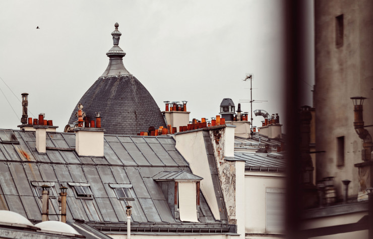 La vue sur les toits de Paris depuis le sixième étage.