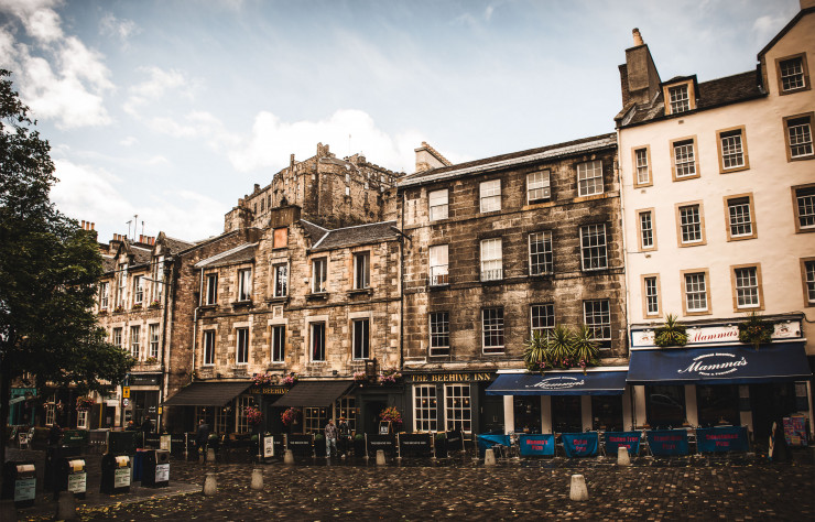 Dans le quartier de Grassmarket, à Édimbourg, les pubs écossais traditionnels côtoient les boutiques de créateurs indépendants.