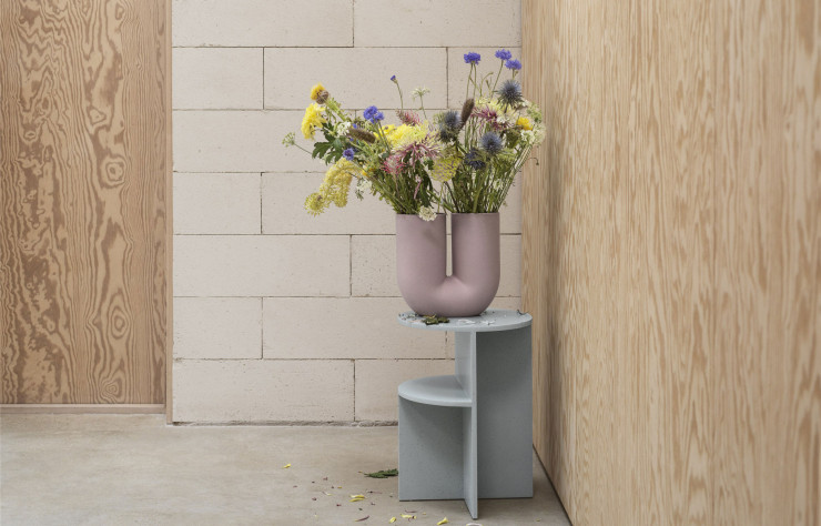 Le vase Kink de Muuto adopte, cette saison, une teinte lilas.