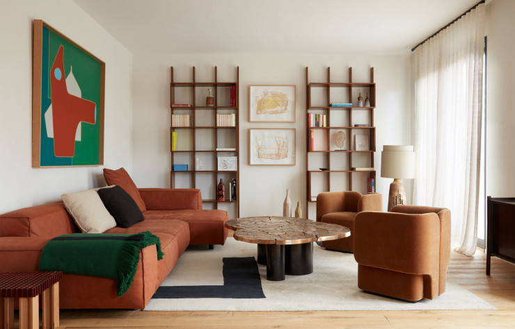 Le salon d’un appartement près du bois de Boulogne, tapis et fauteuils Dolly, collection « Ginger » de Sandra Benhamou.