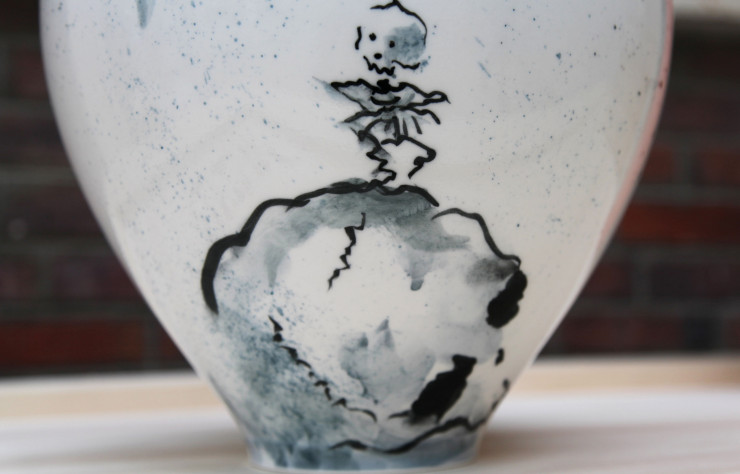 Le décor d’Annette Messager sur le vase dit d’Angers (1906) reprend le thème des squelettes et de la mort, inspiré par la récente disparition de son compagnon, l’artiste Christian Boltanski.
