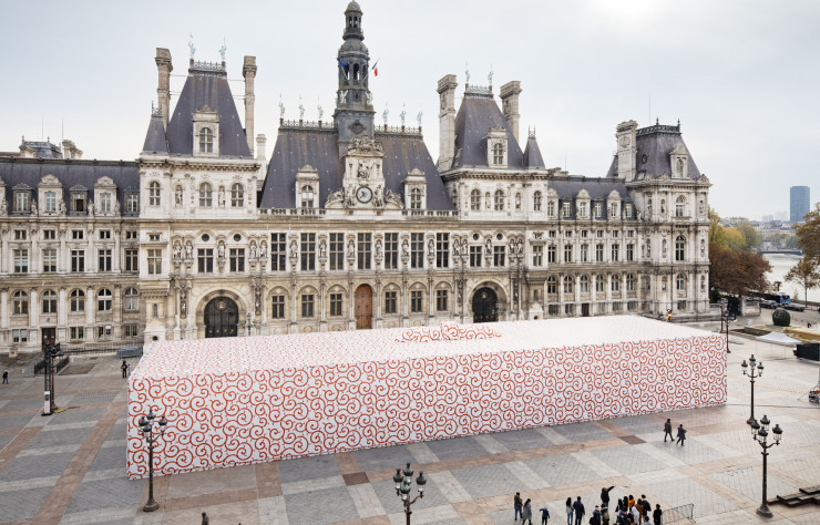 Pavillon éphémère sur le parvis de l’Hôtel de ville à Paris, en 2018, inspiré du furoshiki, un tissu d’emballage quotidien, réutilisable et durable.