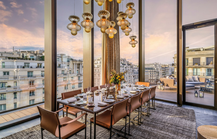 À l’instar des 19 chambres, les suites du Bulgari Hotel Paris s’apprécient dans la générosité contemporaine de leurs espaces.