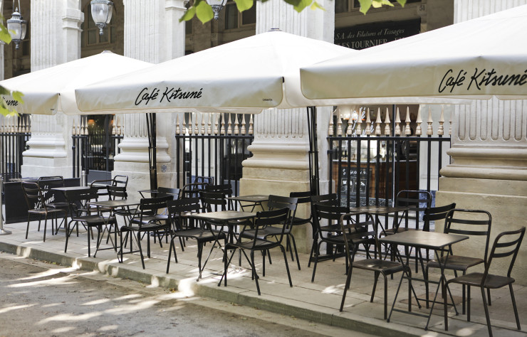Dans les jardins du Palais Royal, Café Kitsuné a installé d’une des terrasses les plus adorables de l’été, à Paris.