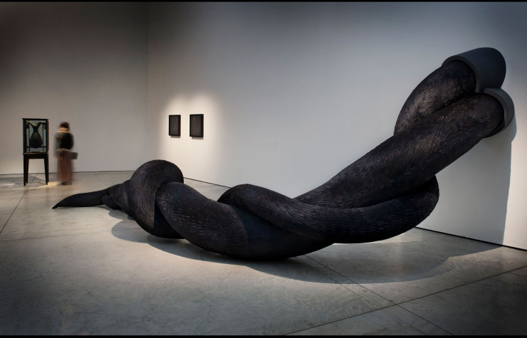 En entrant dans l’espace d’exposition, l’imposante oeuvre GYRE (2012) instaure une étrange ambiance
