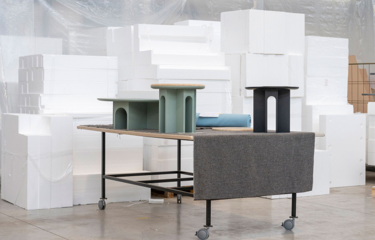 La renommée d’Arflex ne se limite pas à sa maîtrise des mousses et des sangles. Ses gammes de mobilier, comme les modèles Arcolor, de Jaime Hayón, l’inscrivent parmi les grandes.