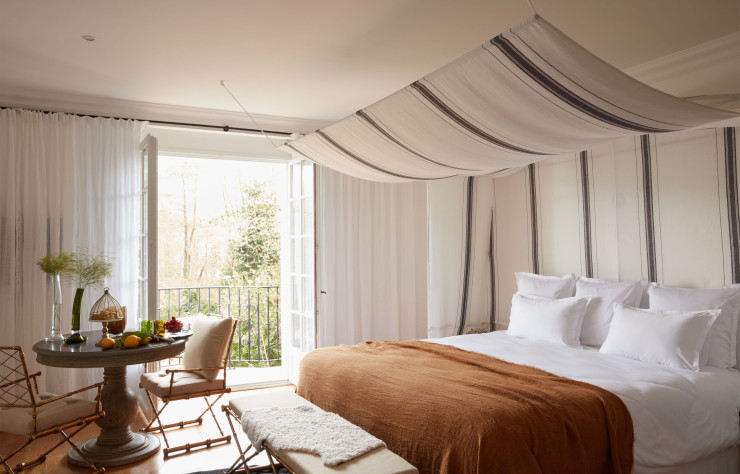 Les tentes suspendues au dessus du lit font référence à celles que l’on retrouve sur les plages basques.