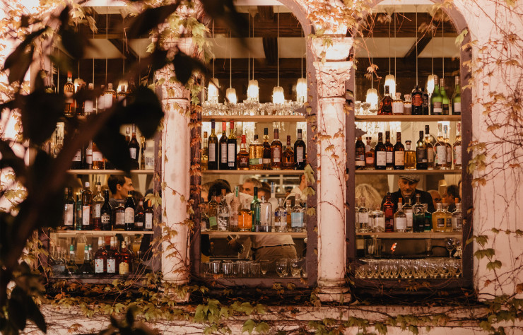 Le bar propose une étonnante carte des cocktails.