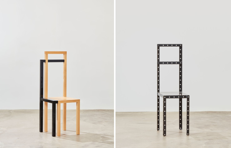A gauche chaise A Chair with a shadow par Robert Wilson, exposée à la galerie Ketabi Bourdet. A droite, chaise Hamletmachine.