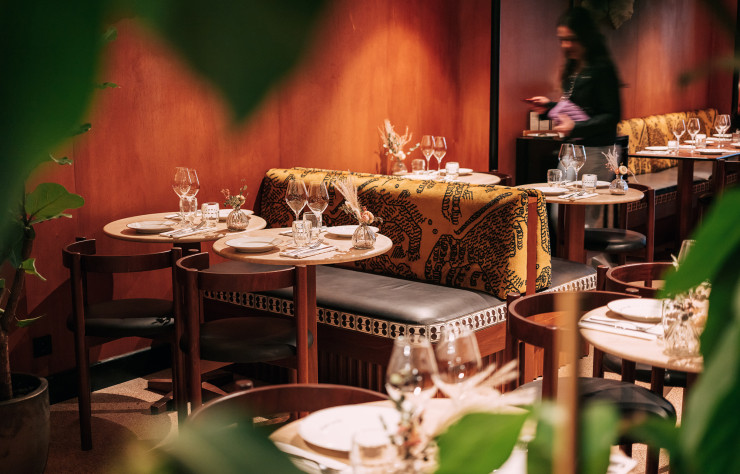 On remarque au restaurant Orgueil le mariage du bois, du marbre, du tissu précieux et du végétal.