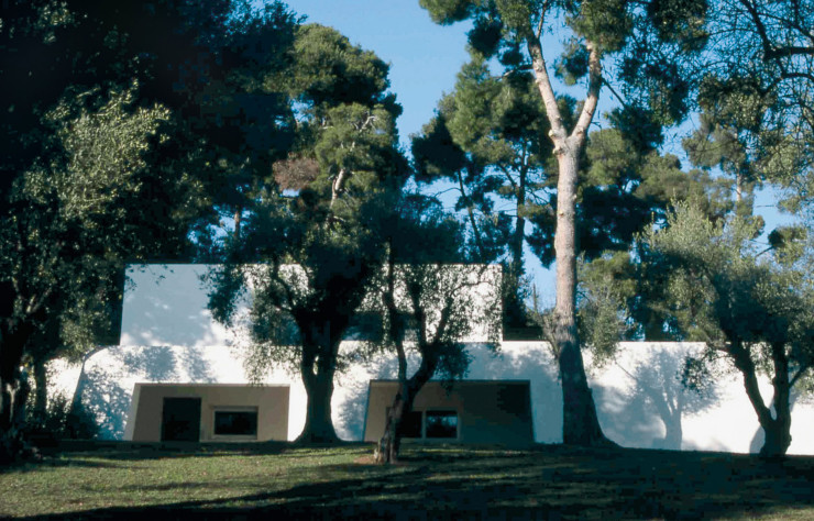 Plantée face à la mer et au milieu d’une oliveraie, cette villa aux tons blancs et aux volumes cubiques a tout du cadre moderniste idéal pour un couple d’exilés.