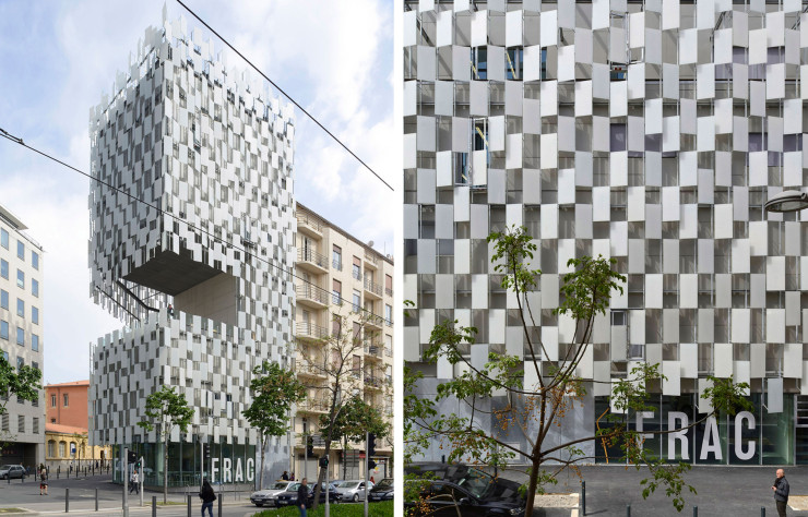 La façade du FRAC de Marseille est habillée de panneaux en verre émaillé. Orientés sous des angles différents, ils dévient les rayons du soleil.
