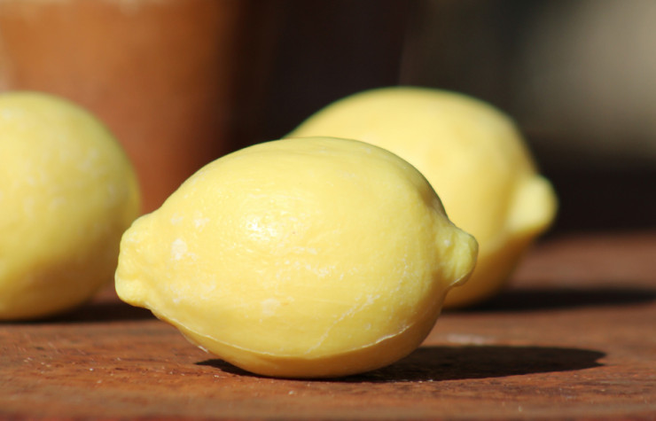 Pour modeler ce savon à la forme de citron, la marque s’est aidée d’un moule en bronze, lui-même façonné à partir du fruit. 