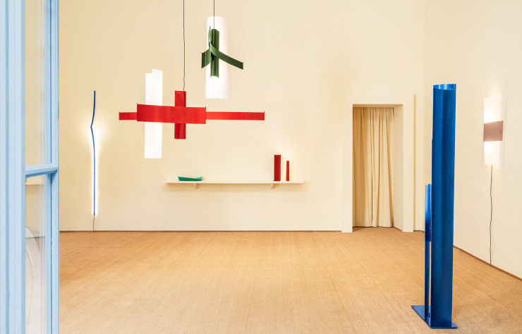 En créant la toute première série de luminaires pour Maison Matisse, Formafantasma, le studio milanais d’Andrea Trimarchi et Simone Farresin, s’inspire pour son processus créatif, de l’approche innovante de l’artiste lui-même.