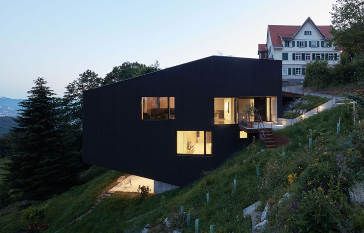 Dans les environs de Bregenz, en Autriche, la maison SCH en bois et à la structure en béton se déploie à la manière d’un monolithe abstrait.