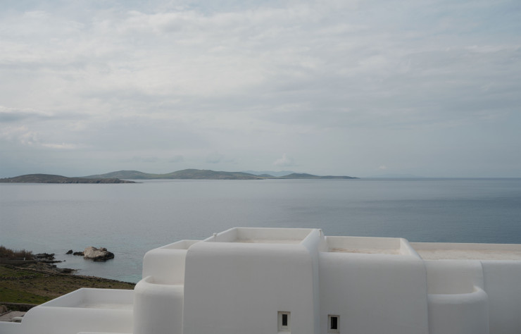 Vue sur la mer Méditerranée depuis le toit de l’hôtel Casa Cook Mykonos, Grèce.