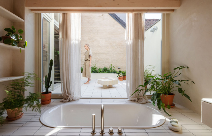 Avec sa baignoire encastrée, la salle de bains ouvrant sur la terrasse prend des allures de spa.