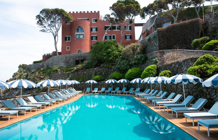 Vue de la piscine de l’hôtel Mezzatorre, Ischia, Italie.