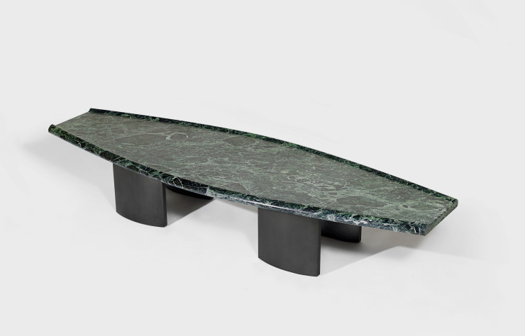 La table basse Crocodile est un élément de la collection « Vivarium », développée avec la Galerie Kreo.