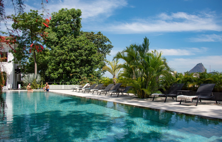 Face au Pain de Sucre, véritable totem de la baie de Guanabara, la piscine prend ses aises.