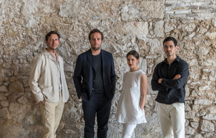 De gauche à droite, Nicolas Bellavance-Lecompte, Quentin Moyse, Adele Ferruzzi et Chris Kossaifi de la Carwan Gallery à Athènes.