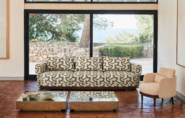 Canapé indoor Champfleury, recouvert de tissu Paloma, et fauteuil indoor Roquebrune, tapissé de tissu Corniche.