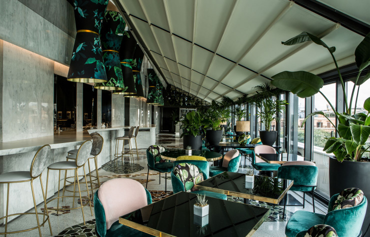 Au 7e étage, le restaurant Settimo offre un panorama exceptionnel sur les jardins et la ville. Le chef, Giuseppe D’Alessio, apporte une touche contemporaine aux incontournables de la cuisine traditionnelle italienne.