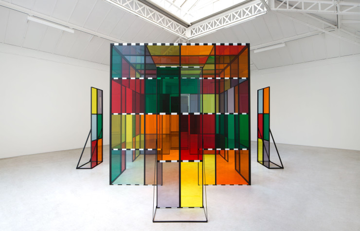 La Cabane éclatée aux plexiglas colorés et transparents, Situated Work (2007), de Daniel Buren, permet de déambuler pour avoir des points de vue différents sur cette « maison » en trois dimensions.