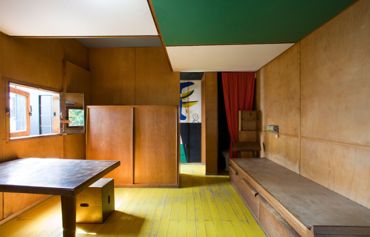 Le fameux Cabanon (1951), de Le Corbusier, situé à Roquebrune-Cap-Martin, offre le minimum vital dans 14 m2. Élevée au rang d’œuvre d’art, mais aussi d’icône de l’architecture moderne, cette modeste construction en bois renoue avec le mythe de la cabane primitive.